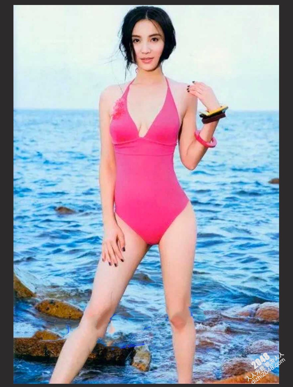 演员 宋佳 拍戏时不穿内衣,这么豪放的吗?隔着背心可以看见两个奶头还真不小呢+宋佳电车痴汉