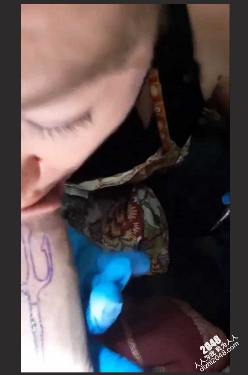 网疯传真实阴茎纹身秘密过程 纹身师定时口交确保JJ硬挺