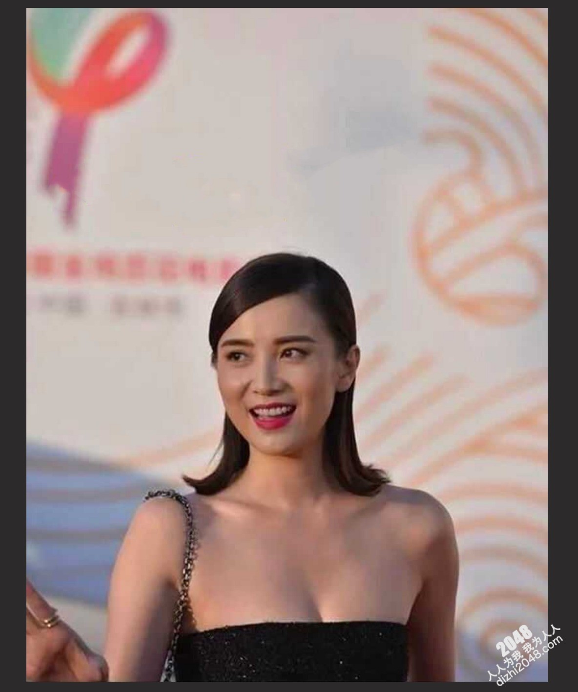 演员 宋佳 拍戏时不穿内衣,这么豪放的吗?隔着背心可以看见两个奶头还真不小呢+宋佳电车痴汉
