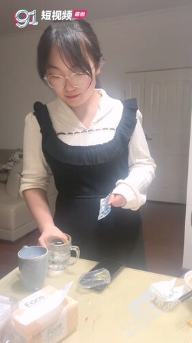 [MP4/2.3G]豐滿眼鏡淫娃茗茗聚眾情色撲克娛戲露臉口硬雞巴老漢推車／餅乾姐姐穿黑絲高跟公廁手淫被同仁脅迫足交打炮等 720p