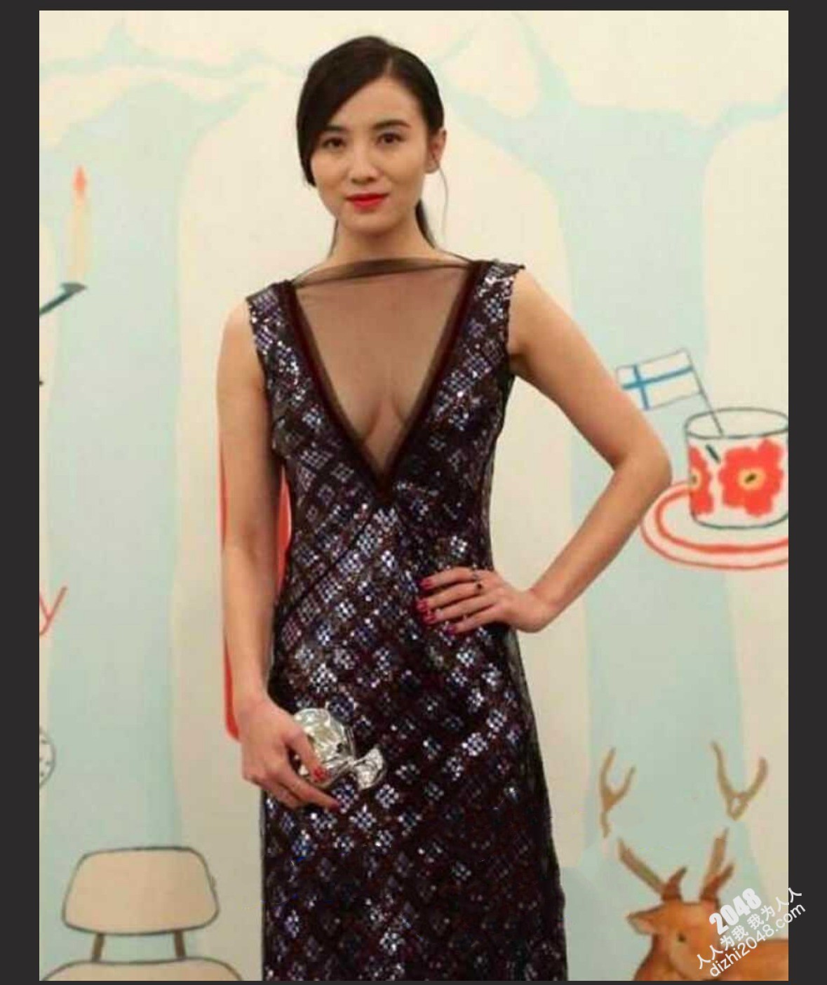 演员 宋佳 拍戏时不穿内衣,这么豪放的吗?隔着背心可以看见两个奶头还真不小呢+宋佳电车痴汉