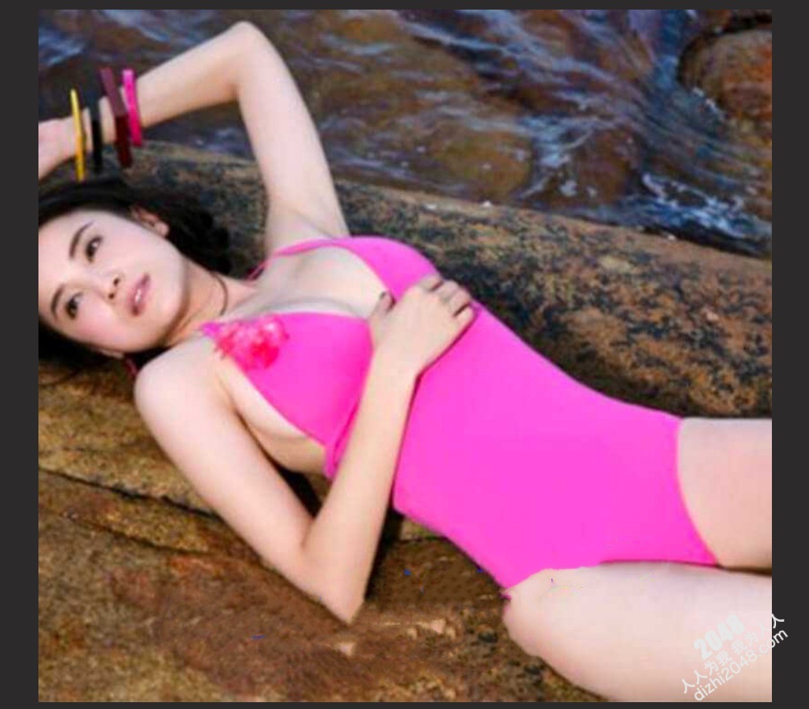 演员 宋佳 拍戏时不穿内衣,这么豪放的吗?隔着背心可以看见两个奶头还真不小呢+宋佳电车痴汉