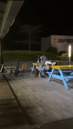 猎奇厦门便利店门口,小哥和陪酒女做爱艹逼,果然胆子大处处是战场,炮火连天呀!