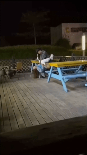 猎奇厦门便利店门口,小哥和陪酒女做爱艹逼,果然胆子大处处是战场,炮火连天呀!