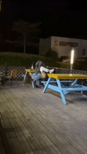 猎奇厦门便利店门口,小哥和陪酒女做爱艹逼,果然胆子大处处是战场,炮火连天呀!