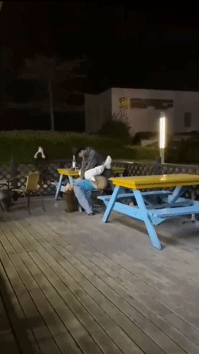 猎奇厦门便利店门口,小哥和陪酒女做爱艹逼,果然胆子大处处是战场,炮火连天呀!