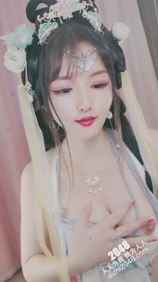 颜值小姐姐宫廷装诱惑,漏着骚奶子在线撩狼友加微信发福利,淫声荡语