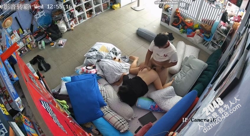 家庭网络摄像头偷拍 玩具发烧友小哥中午和媳妇在客厅啪啪