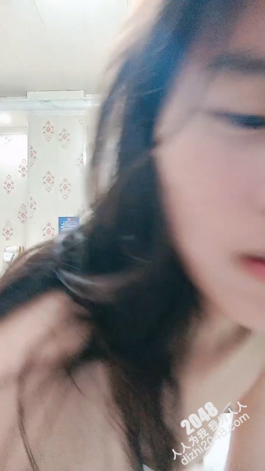 真实感很强全程露脸听狼友指挥调教,互动撩骚揉奶玩逼看特写,撅着屁股让狼友草