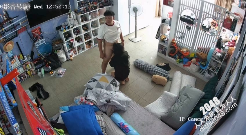 家庭网络摄像头偷拍 玩具发烧友小哥中午和媳妇在客厅啪啪