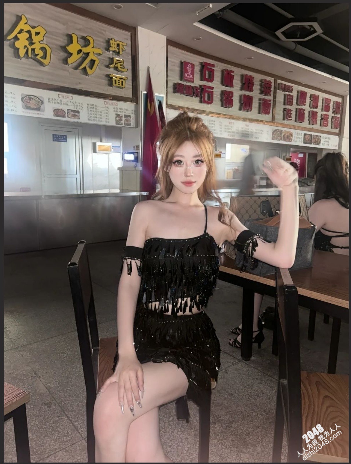 山西工商学院交谊舞事件视频 舞台甩奶看呆观众 坚持眺完了愣是没停,佩服啊