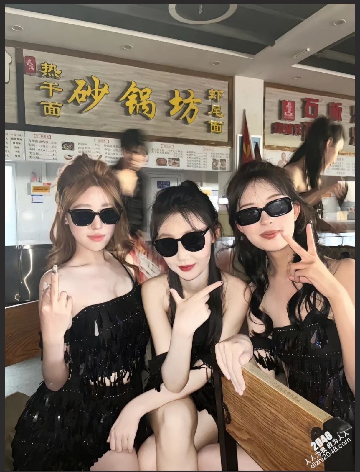 山西工商学院交谊舞事件视频 舞台甩奶看呆观众 坚持眺完了愣是没停,佩服啊