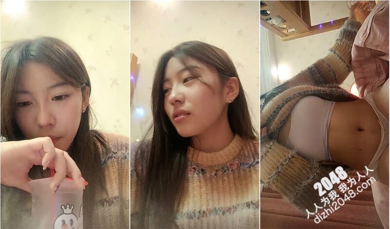 青春颜值大眼学生妹子,放假闺房褕褕撩骚,毛衣撩起来,可爱文胸脱下,粉乳跳了出来