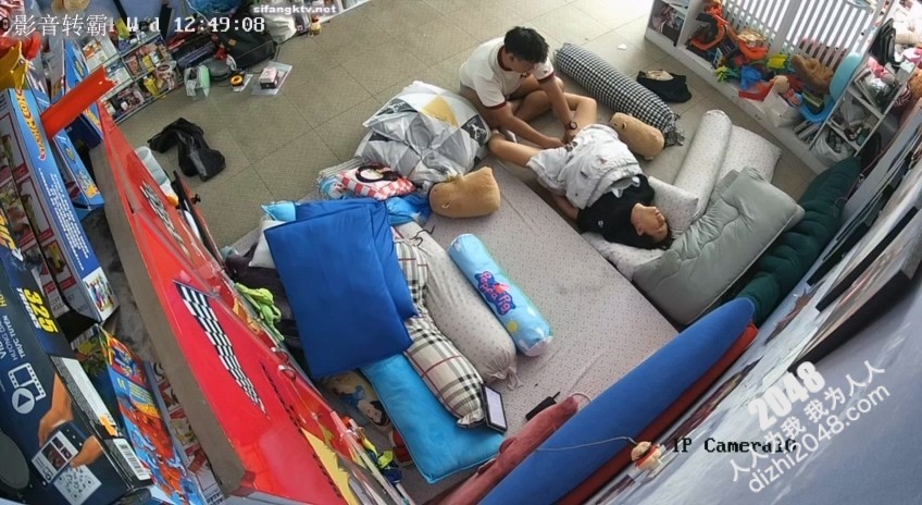 家庭网络摄像头偷拍 玩具发烧友小哥中午和媳妇在客厅啪啪
