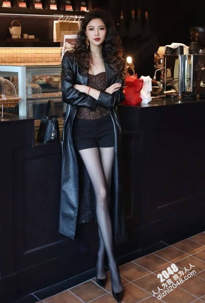 黑絲襪美女 一副騷樣