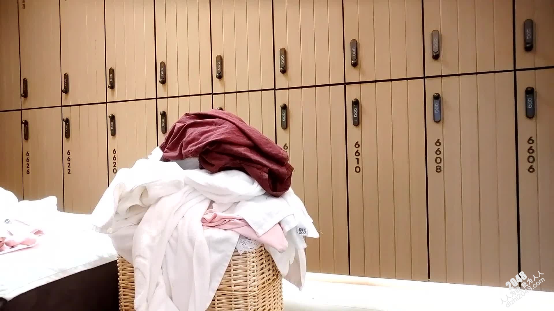 [MP4/ 620M] 高档洗浴中心内部员工偷拍几个极品少妇洗澡换衣服