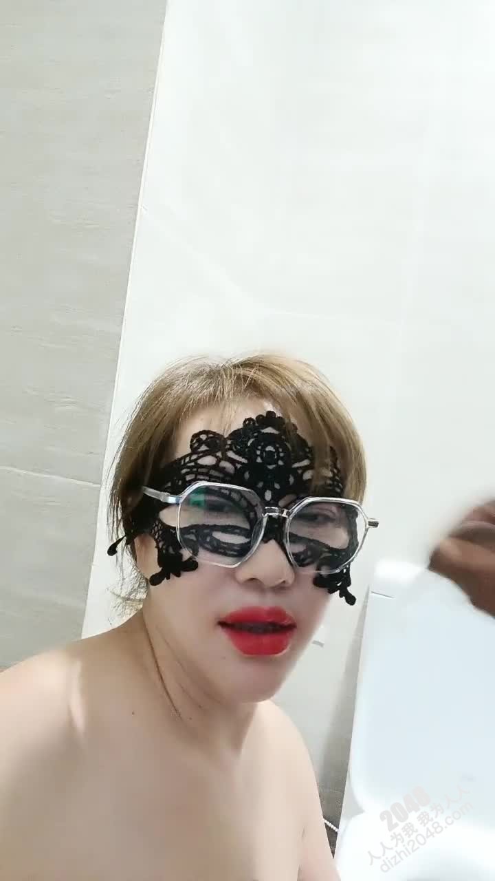 [MP4/ 314M] 中年妇女重口味，舔弄老黑大鸡巴，特写插入后入爆草，厨房里露脸被干
