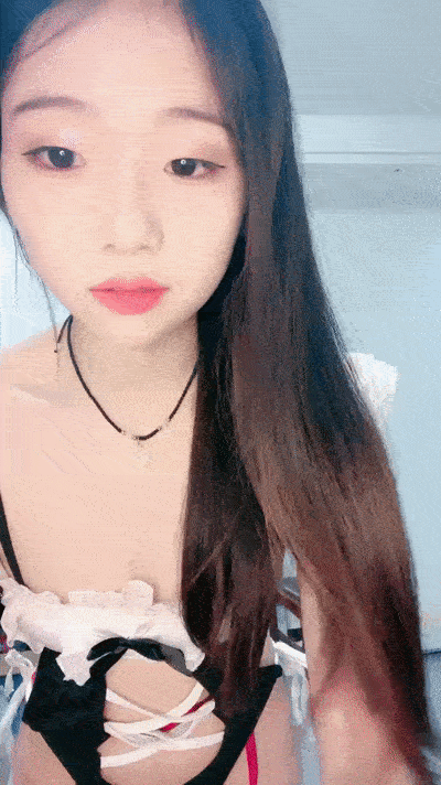 甜美乖巧美少女!性感情趣装吊带丝袜!表情一脸淫荡,跳蛋假屌双管齐下