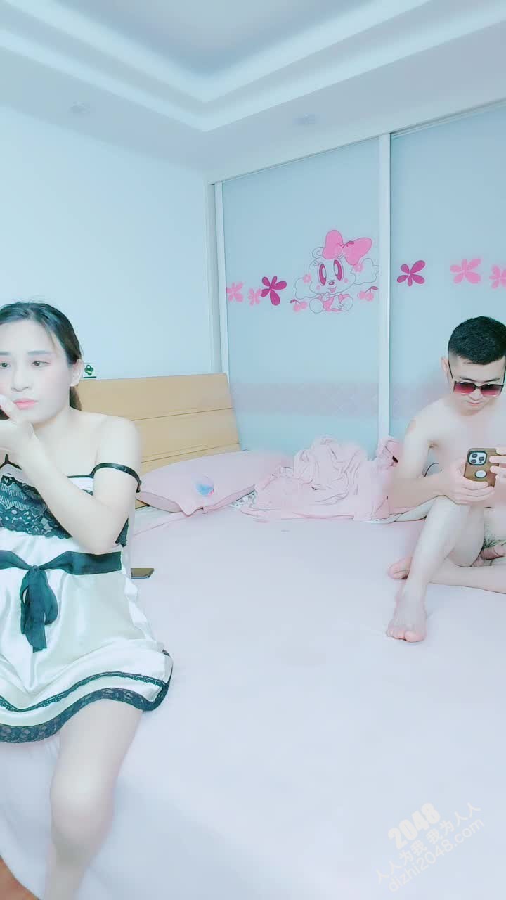 [MP4/ 1.23G] 淫荡骚熟女，年轻小伙3P名场面，叉开双腿抽插，骑乘位双洞齐开，一个抱着一个操