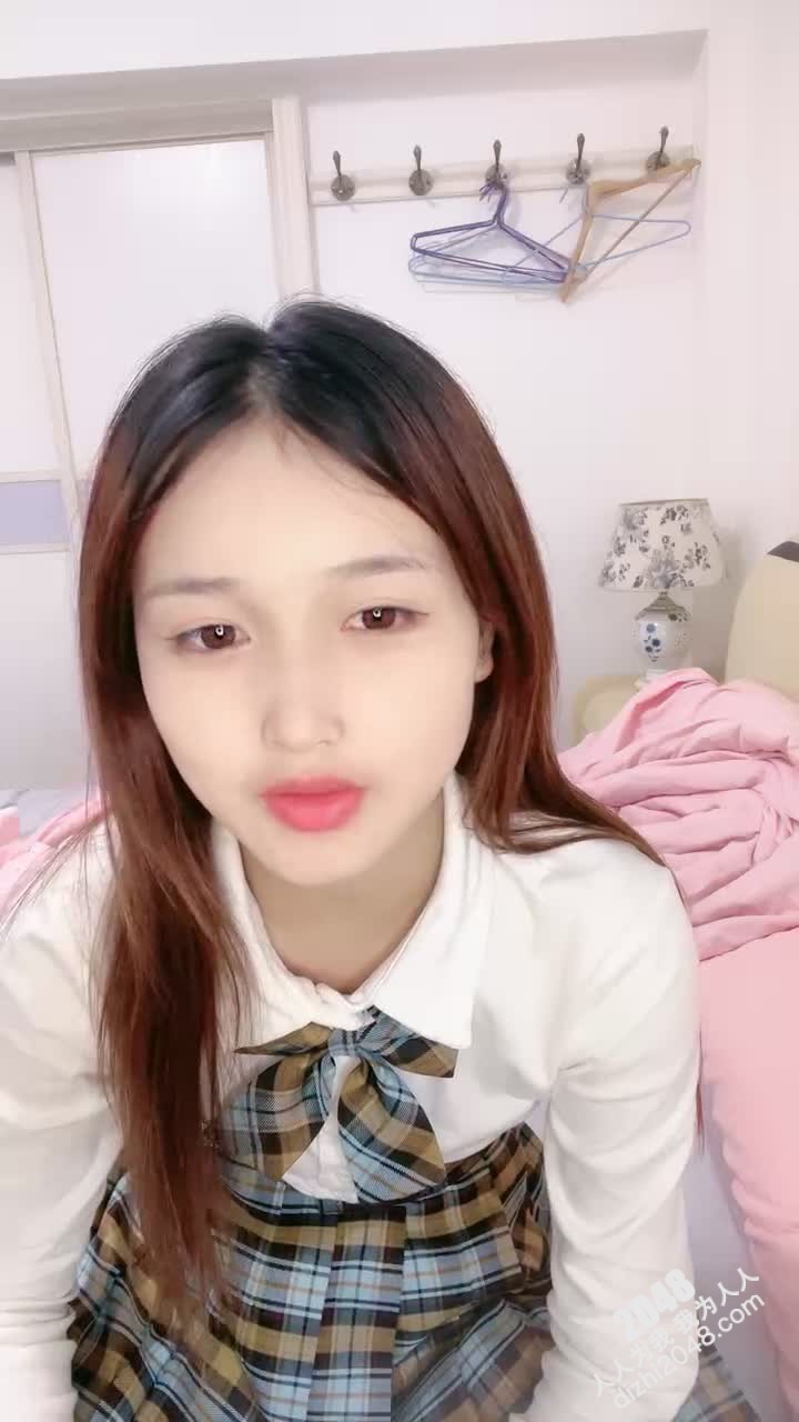 [MP4/ 618M] JK装清纯学生妹，外表乖巧甜美，在家发骚，贫乳粉嫩小穴，脱光光诱惑，摆弄各种姿势