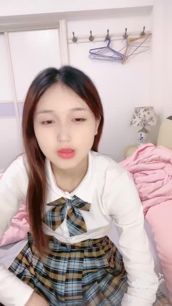 [MP4/ 618M] JK装清纯学生妹，外表乖巧甜美，在家发骚，贫乳粉嫩小穴，脱光光诱惑，摆弄各种姿势