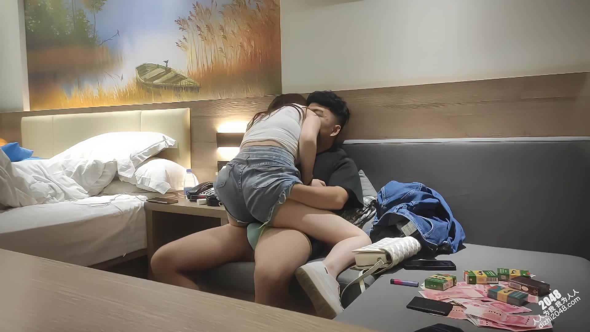 [MP4/ 1.2G] 漂亮少妇 受不了了宝贝痒死我了 身材娇小皮肤白皙 受不了先在沙发来一炮