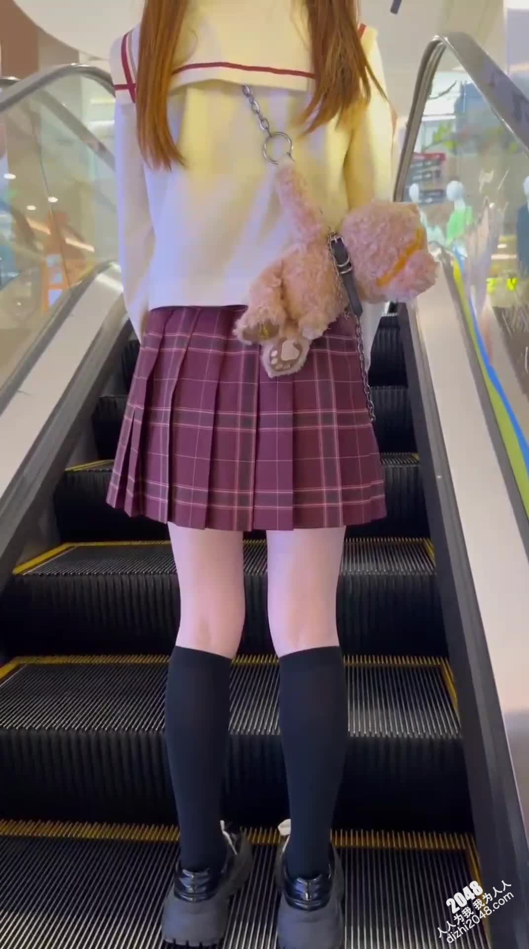 [MP4/ 432M] JK短裙小妹还是懂点江湖规矩吃完饭就去开房操的直乱叫