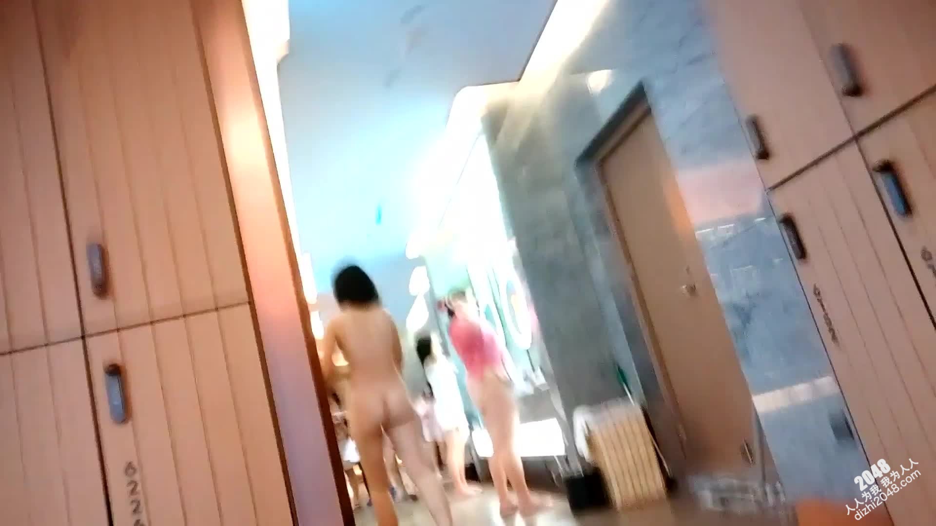 [MP4/ 620M] 高档洗浴中心内部员工偷拍几个极品少妇洗澡换衣服
