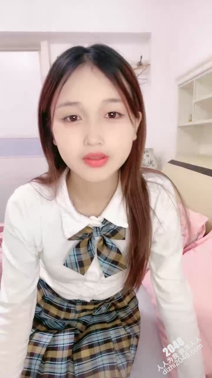 [MP4/ 618M] JK装清纯学生妹，外表乖巧甜美，在家发骚，贫乳粉嫩小穴，脱光光诱惑，摆弄各种姿势