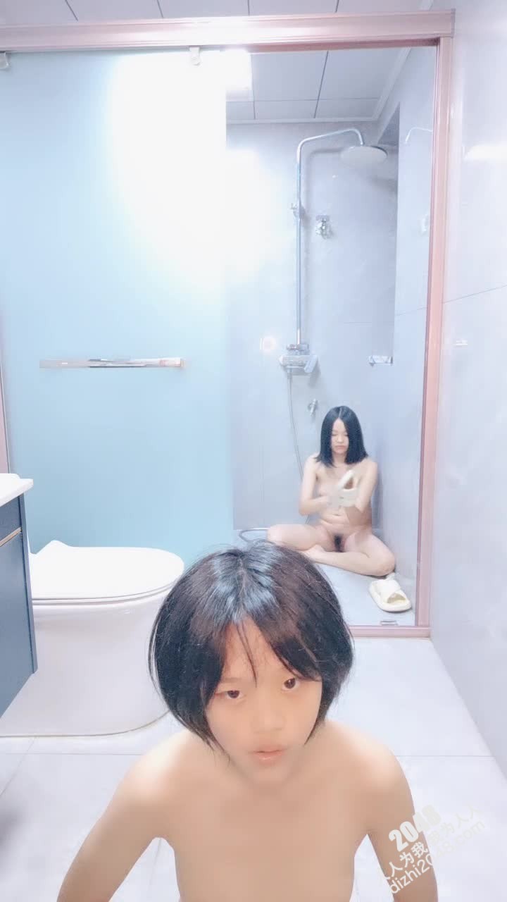 [MP4/ 2.83G] 三个极品小乖乖，全程露脸精彩展示大秀直播，逼毛都没长齐的小骚货轮流掰开骚穴给狼友看