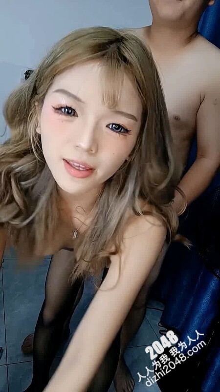 美丽小少妇全程露脸吃上了小哥的大鸡巴让小哥搂在怀里揉奶玩逼口交足交带上套子各种抽插浪叫呻吟不止